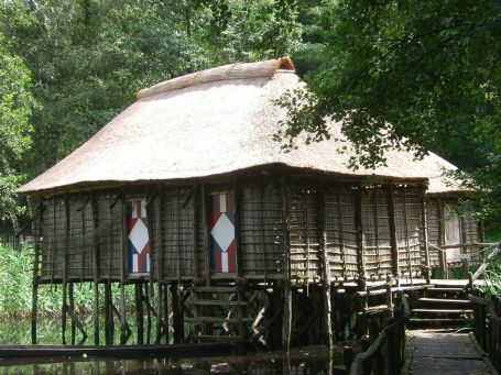 Berg en Dal : Afrika Museum, Freilichtmuseum, Pfahlbauten aus Benin